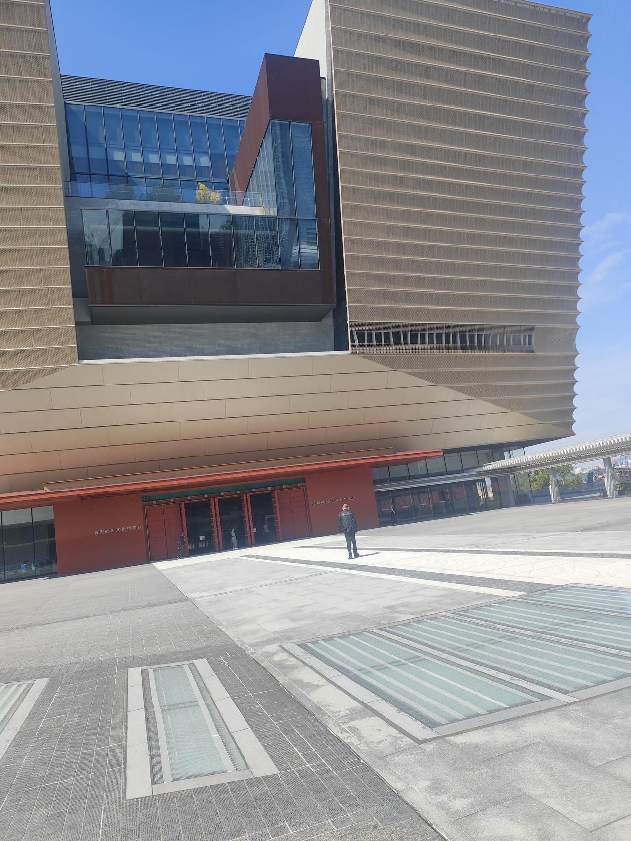 四十一岁是一个做什么都会被嫌老的年纪，但是当他突然离开后，人们会很叹息的说着“这