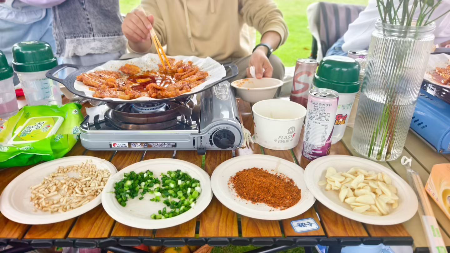 美食与好友👯✨一场愉快的户外野餐，大人闲谈，小孩嬉闹，把平凡日子过得热气腾腾…