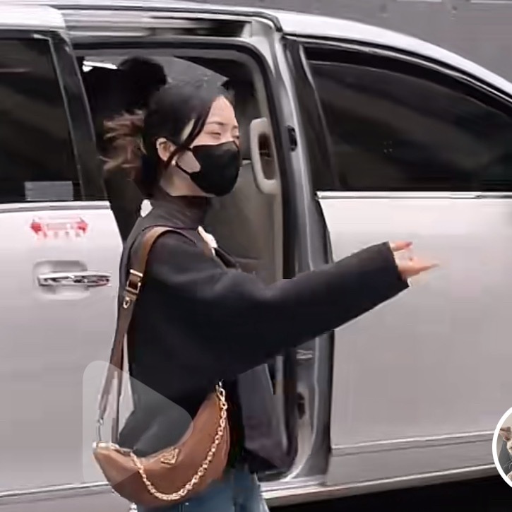 我们家老近视眼又在人群中捞信了[笑哈哈] ​​​