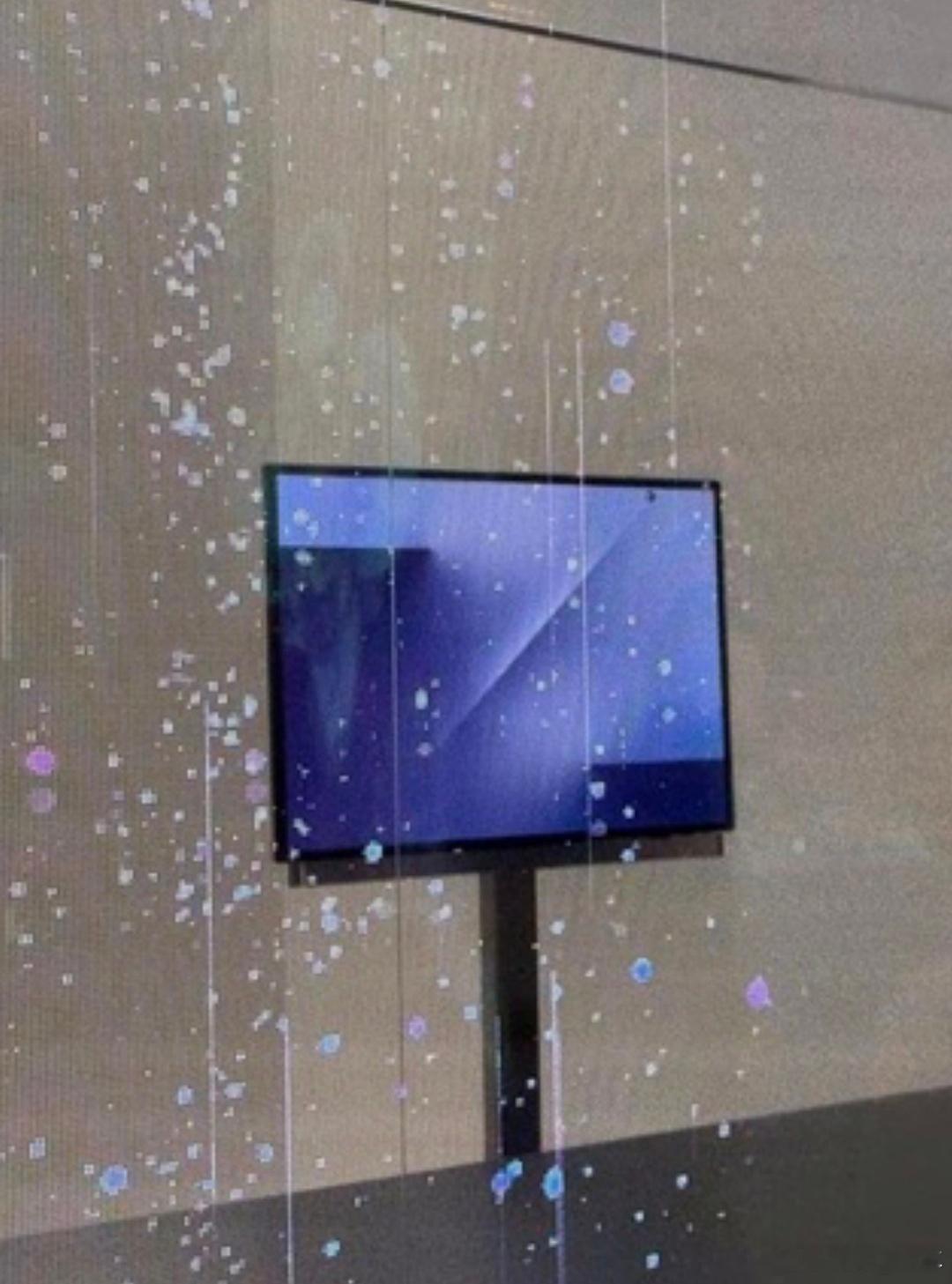 三星三折叠屏实机曝光三星三折叠终于从传闻落地！内折设计比华为更激进，10英寸展开