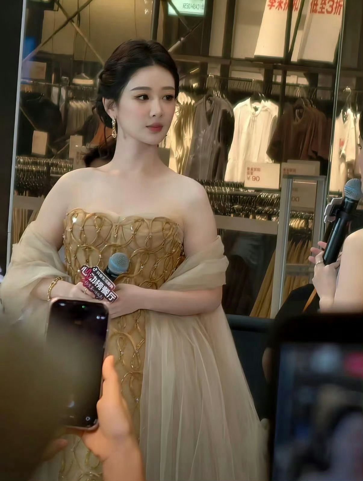 杨紫工作室发了五张图有两张是黑屏黑屏没事 看看美图 