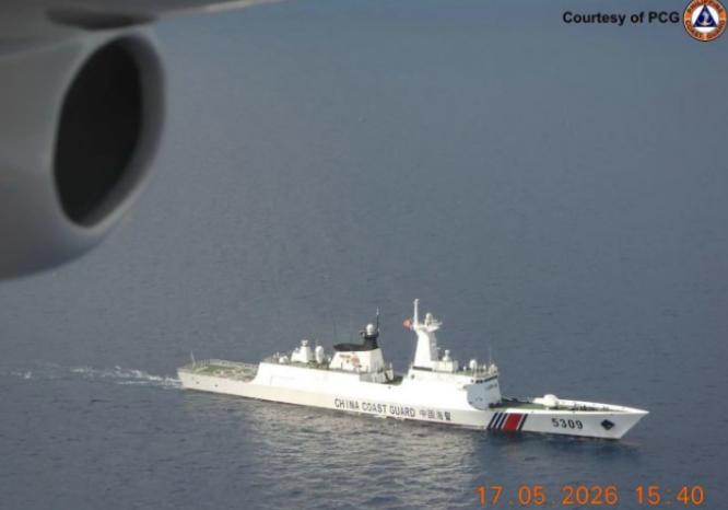 动手了！中国海警抵近中业岛，人员冲上礁，海警船随时戒备

5月16日，南海中业岛