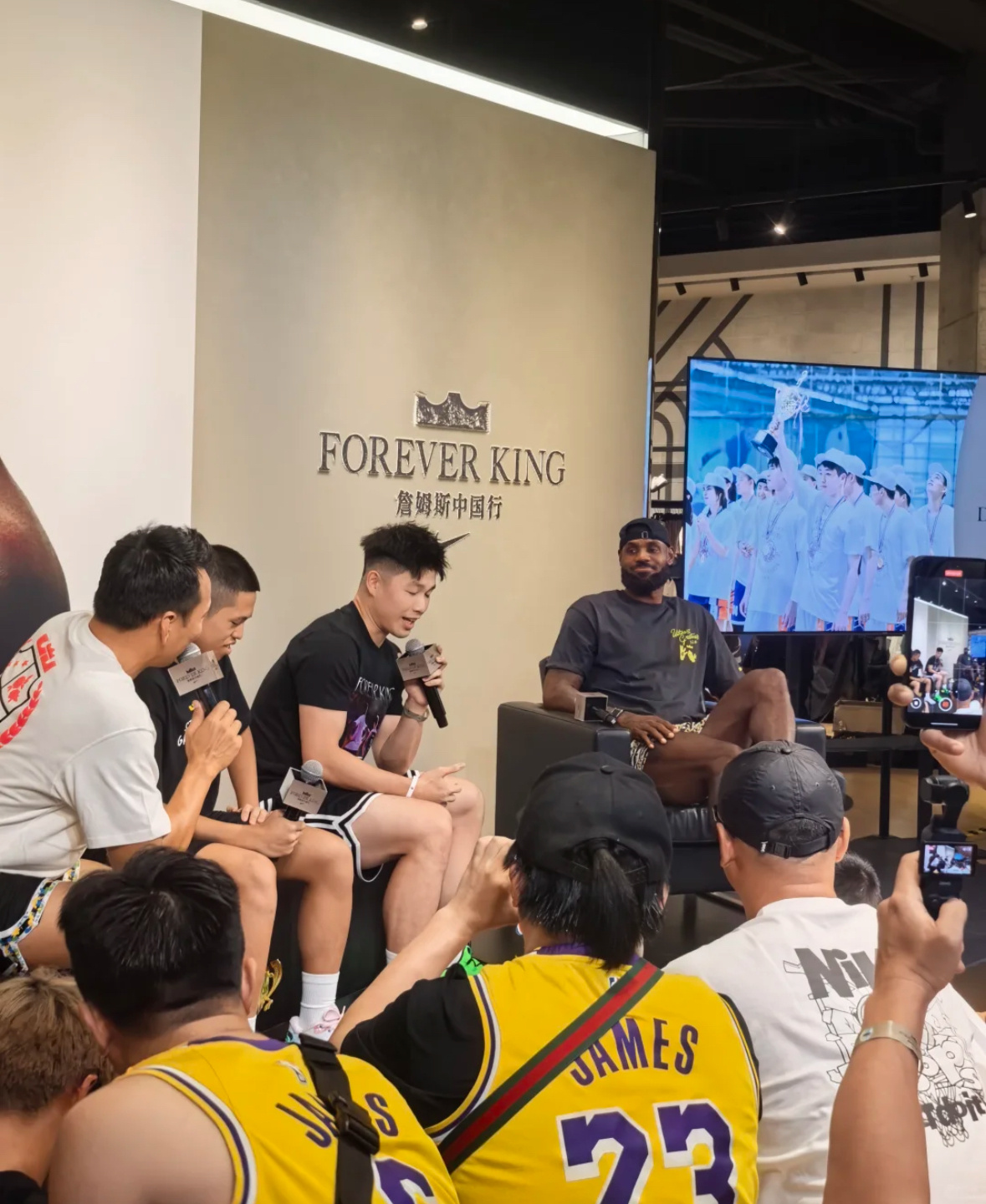 詹姆斯在成都万象城nike店的活动现场 [good]詹姆斯中国行 ​​​