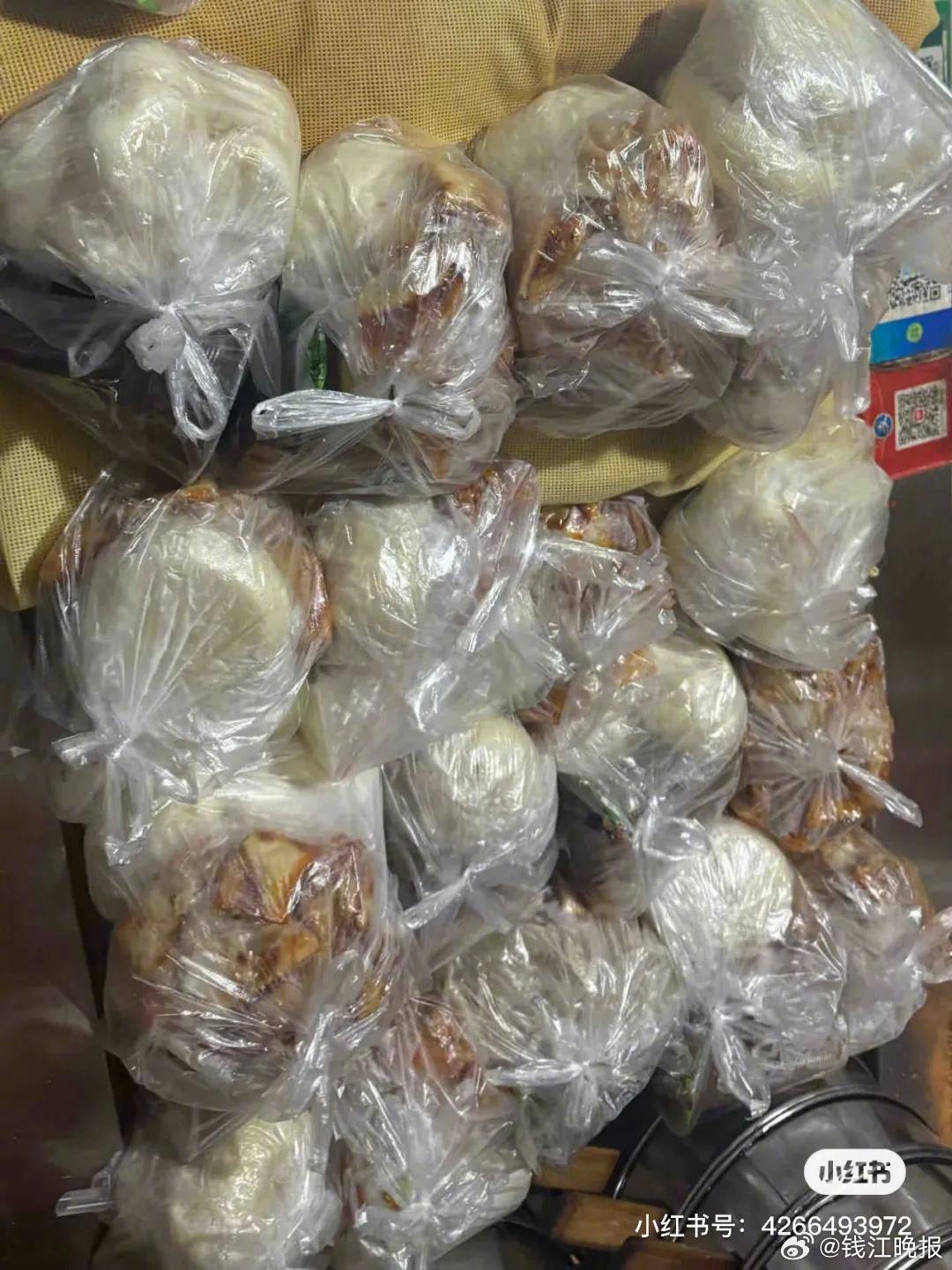 【#初三女生上学装了1书包早饭#】小陈就读于绍兴一所寄宿制学校，是班里独一份的走