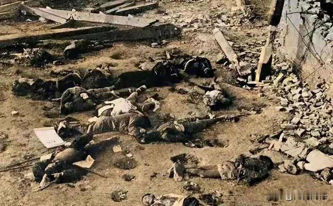 日本鬼子在南京草鞋关大规模屠杀中国军民的画面，今天看来，依然是让人毛骨悚然，照片