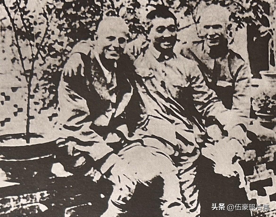 1938年5月24日，八路军第120师师长贺龙在山西岚县师部驻地，热情接见了途经