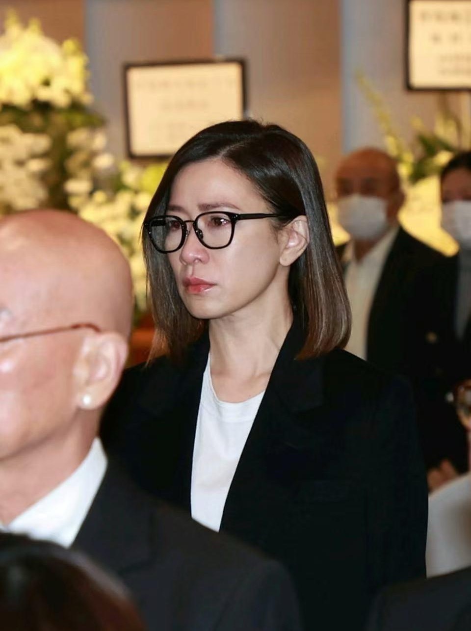 许绍雄的追悼会上，佘诗曼哭成了泪人，悲伤难掩。对于阿佘来讲，欢喜哥不仅仅是戏里的