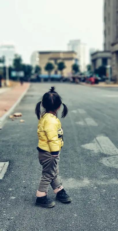 《幼童入园人生叹》
小小年纪慢前行，
前路漫漫靠自己，
轻叩幼园首扇门，
踏上社