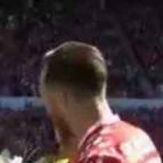 德甲第31轮，美因茨主场对阵拜仁慕尼黑，赛前，美因茨给提前夺冠的拜仁送了一束鲜花