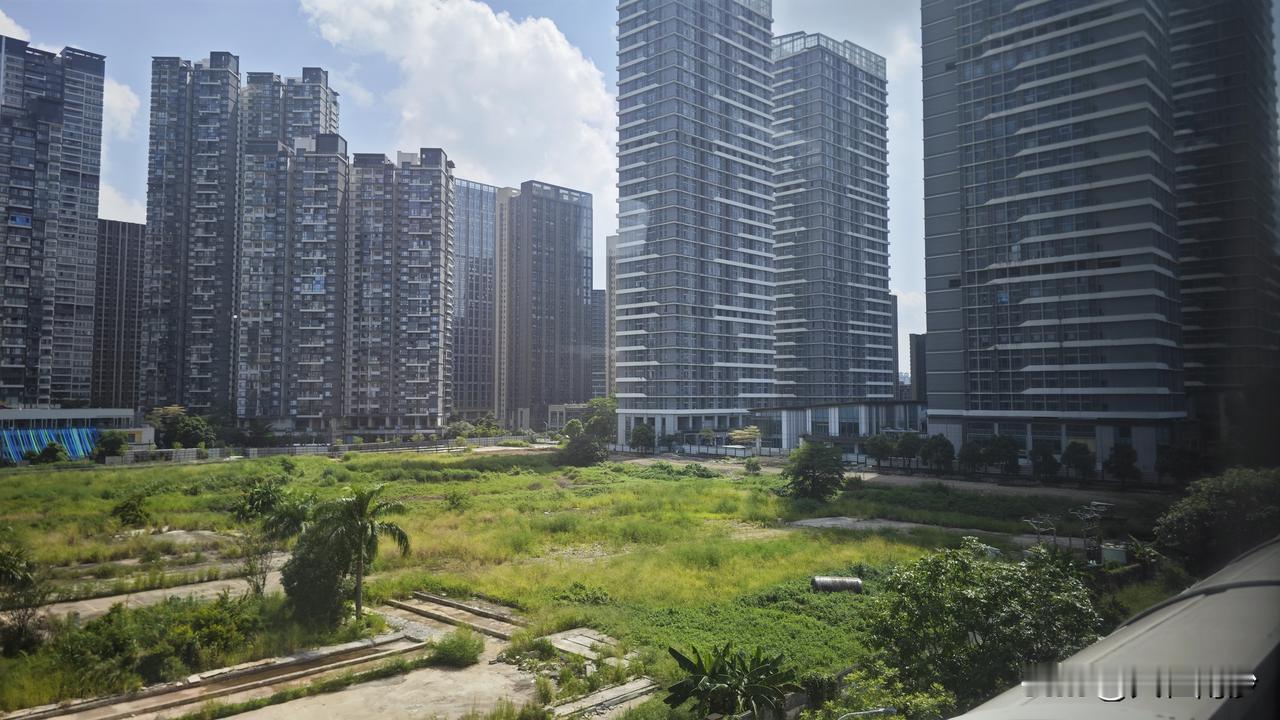 南沙金洲地铁站旁某总部地块终于有动静了，不过别高兴太早，也就是建公寓和商业体夹着
