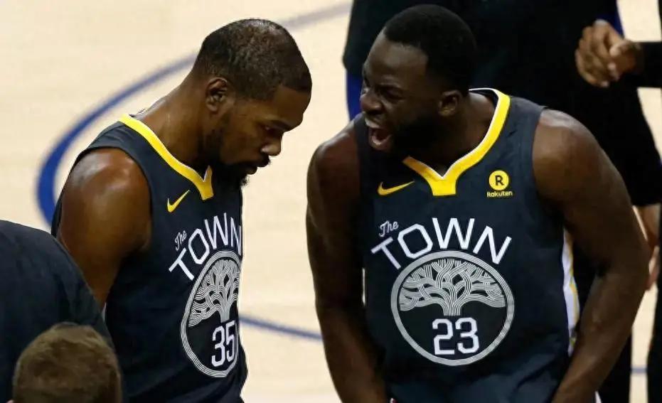 格林越分析越无赖，小肚鸡肠、嫉恨贤能，他之所以能终老勇士就靠一张大嘴，赶走了两位