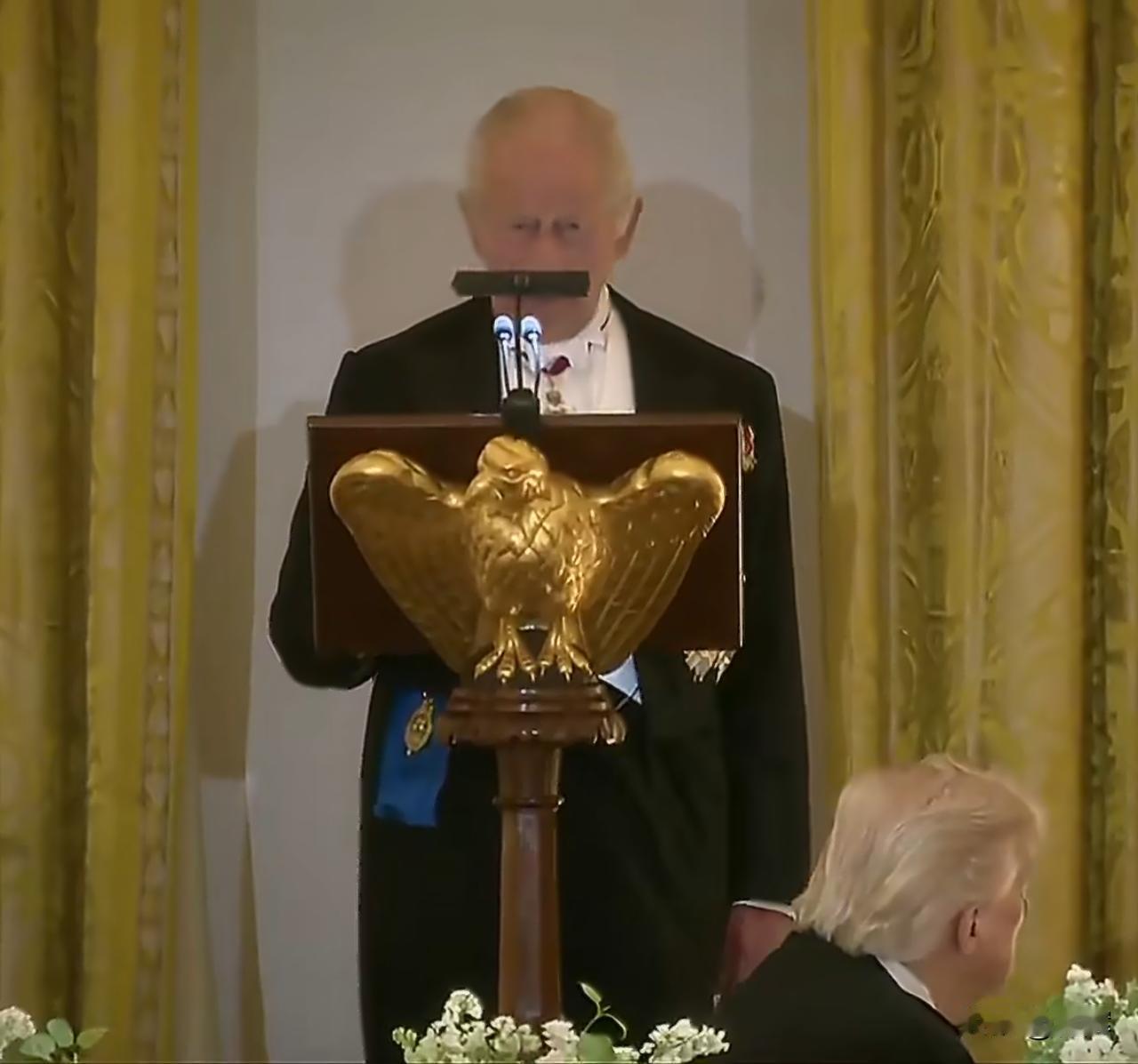 英国国王:特朗普这么伟大，我送他口钟不过分吧
目前英国现任国王查尔斯三世正在美国