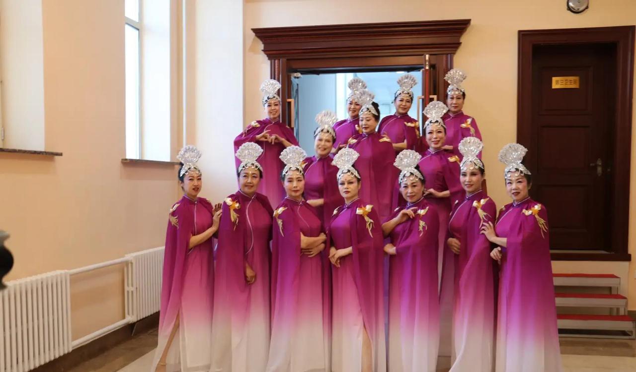 阳春三月，齐齐哈尔舞台上，一群平均年龄超50岁的阿姨们，用一曲《春光美》惊艳全场
