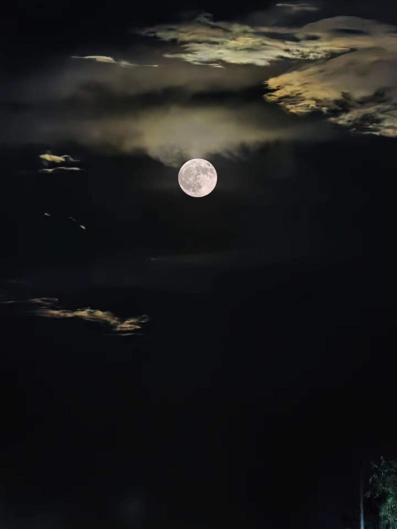 彩云逐月。