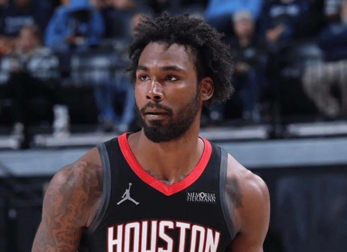 虽然伊森的进攻“神鬼莫测”的，经常会有无脑操作，但他的防守确实挺厉害的。刚看到一