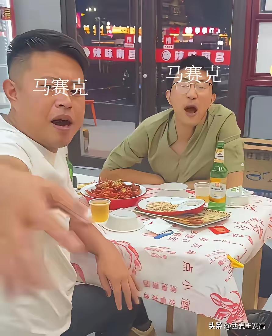 据悉，江西南昌摸头骚扰事件有了结果，“白衣蠢”被“眼镜坏”成功的送进了拘留所，“