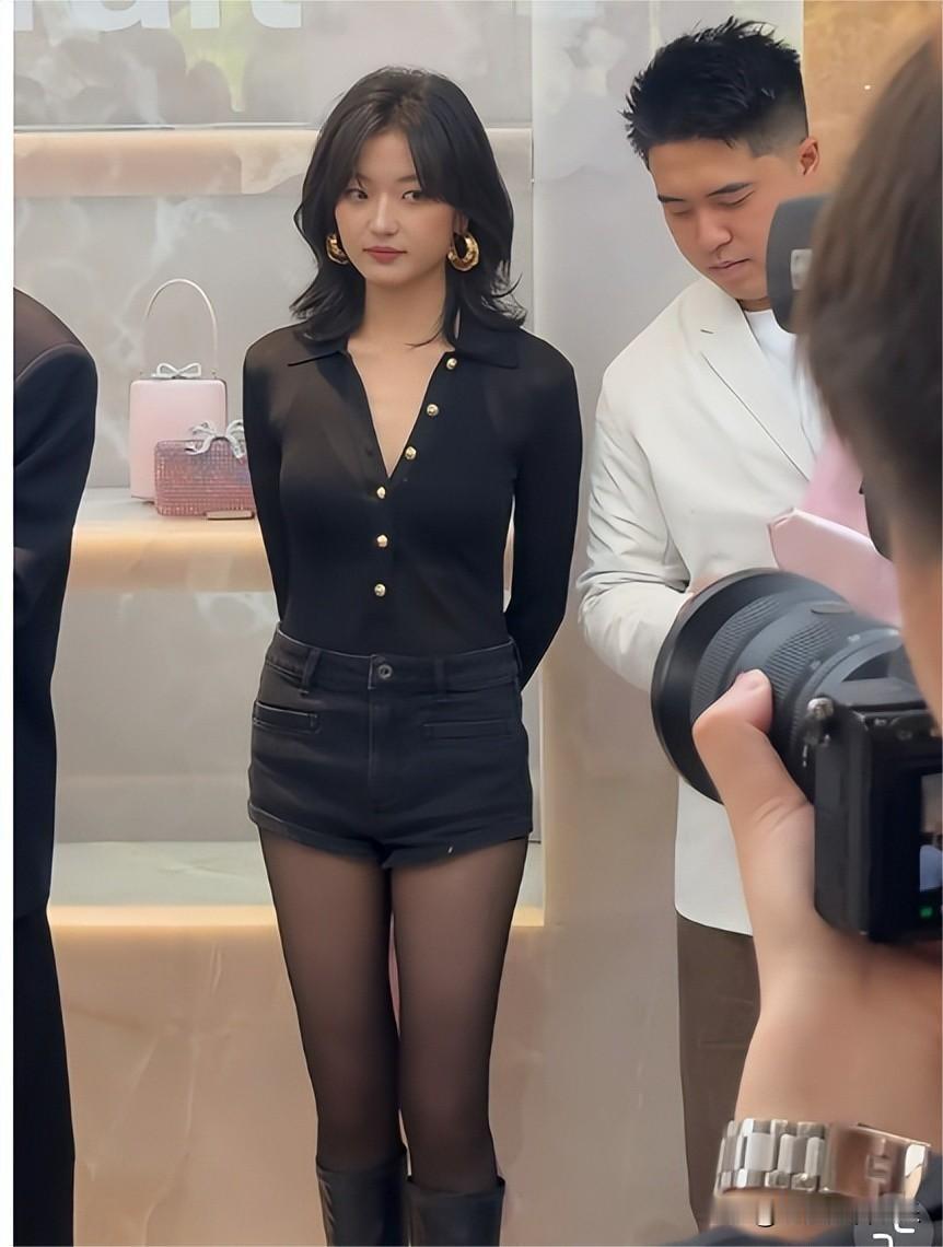 三位女星来剪彩，一旁男士无人睬。

吃瓜群众很开心，评头论足乐开怀。

春夏、孙