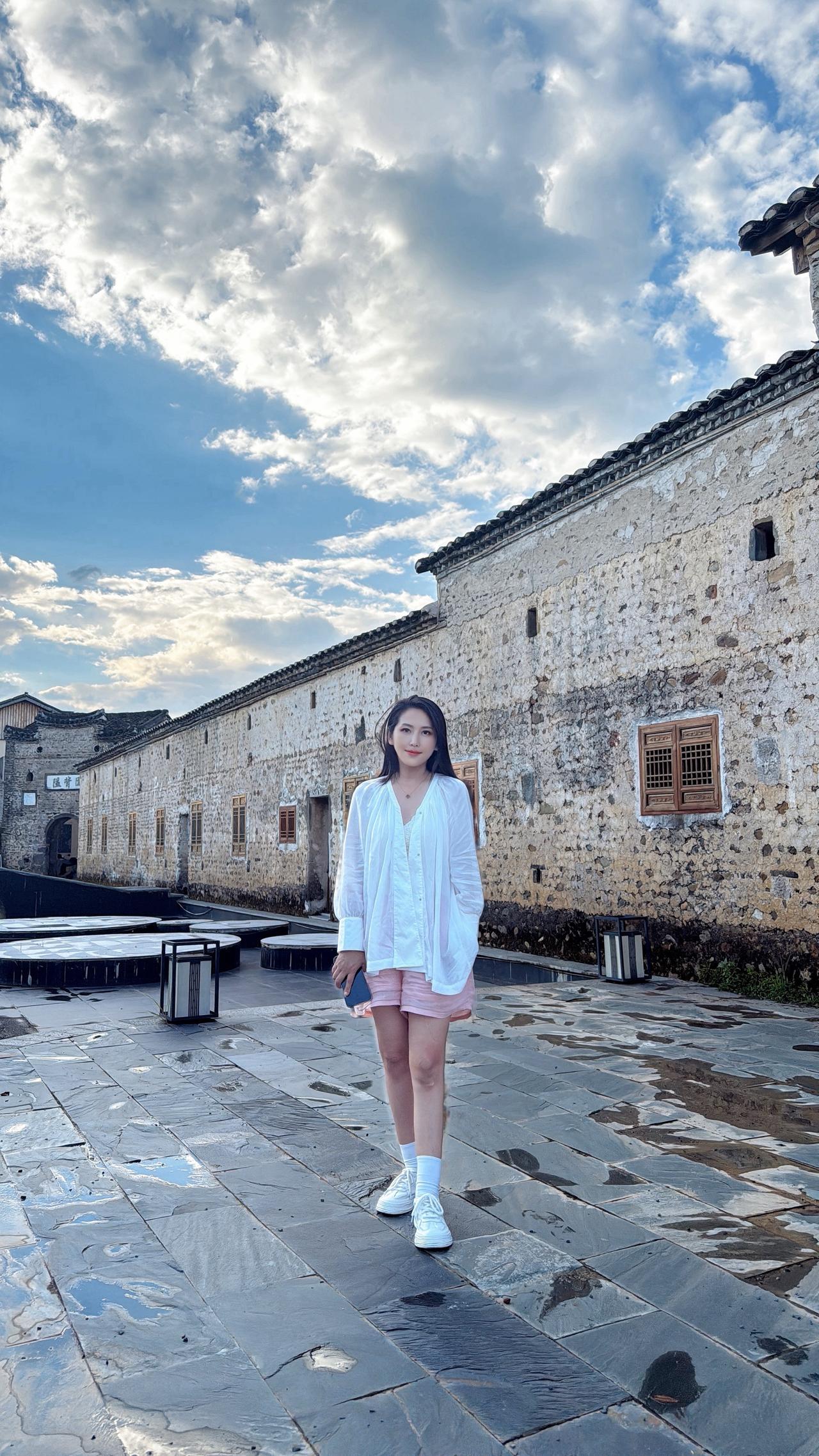 太喜欢这句话，其中的深意朋友们慢慢领悟，分享给你：飘风不终朝，骤雨不终日。
请永