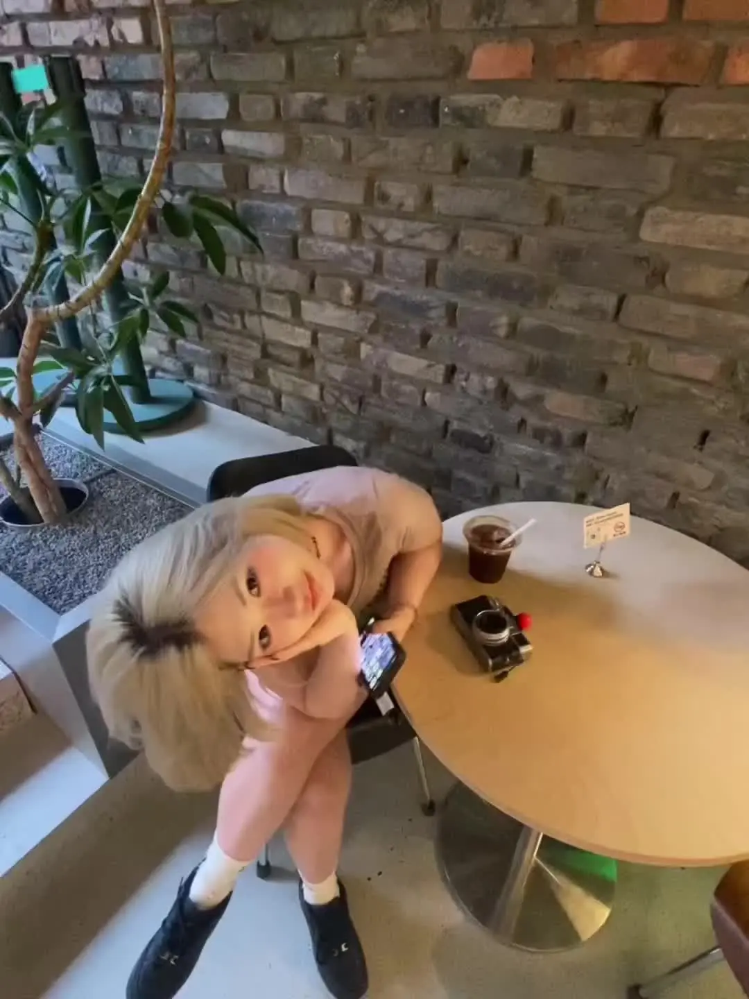 你就和她聊吧 她讲话比我有趣 我去死就好了