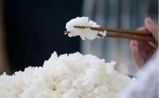为什么欧美国家不吃米饭，而中国人喜欢吃米饭？一位外国友人体验过中国米饭之后说：他