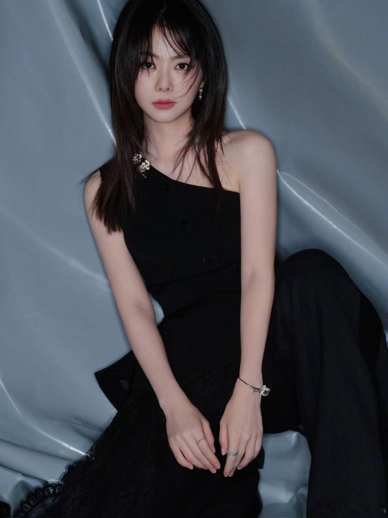 谭松韵一开口就是青春 不只是单纯听歌，更像是重温一段旧时光。谭松韵的嗓音很舒服，