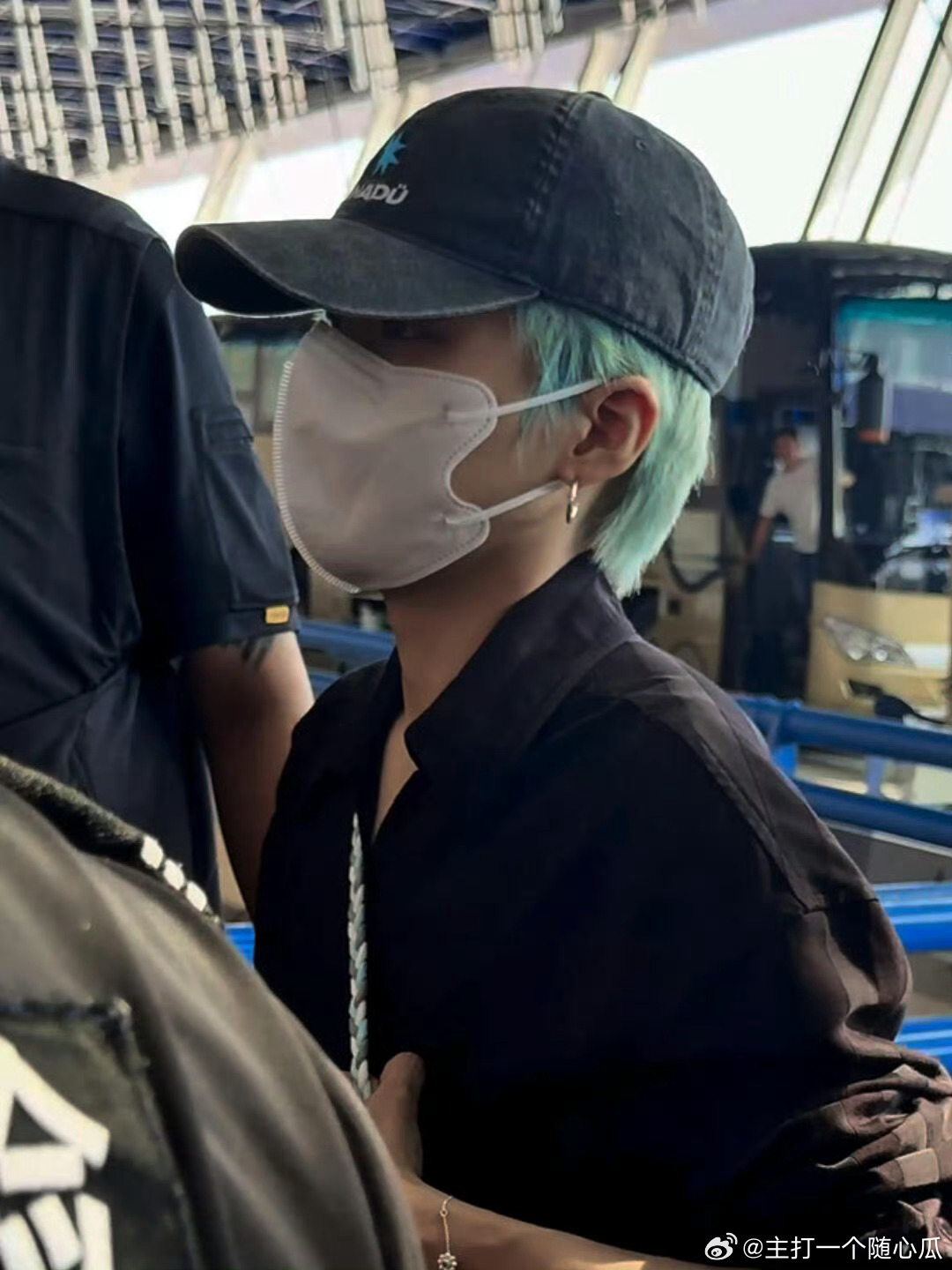 刘雨昕刚结束上海站演唱会又马不停蹄✈️新加坡了，辛苦 ​​​