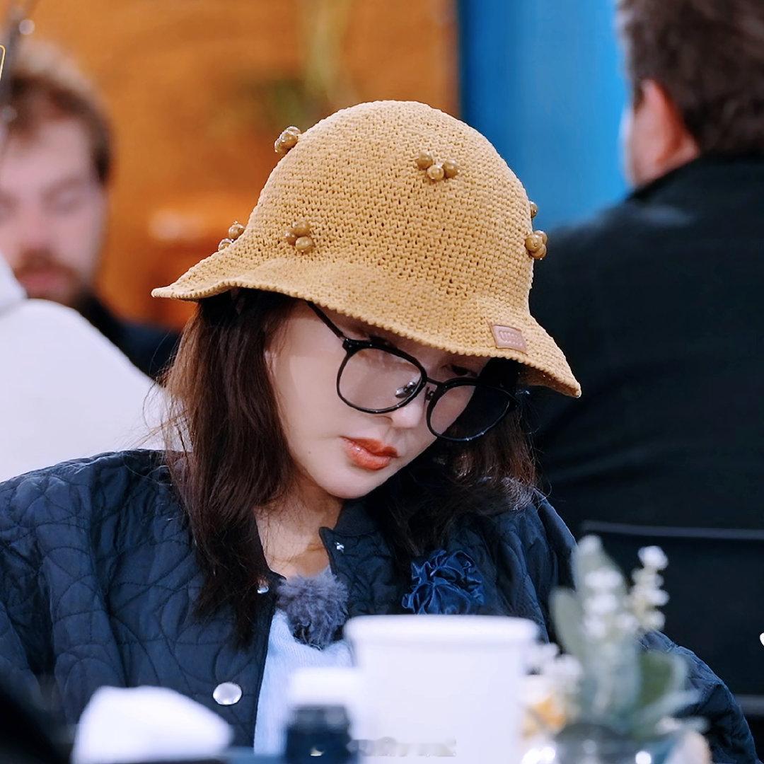 #金晨菜还在嘴里就睡着了#应该是累到了极致，所以在嘴里还有菜的情况下，人就睡着了
