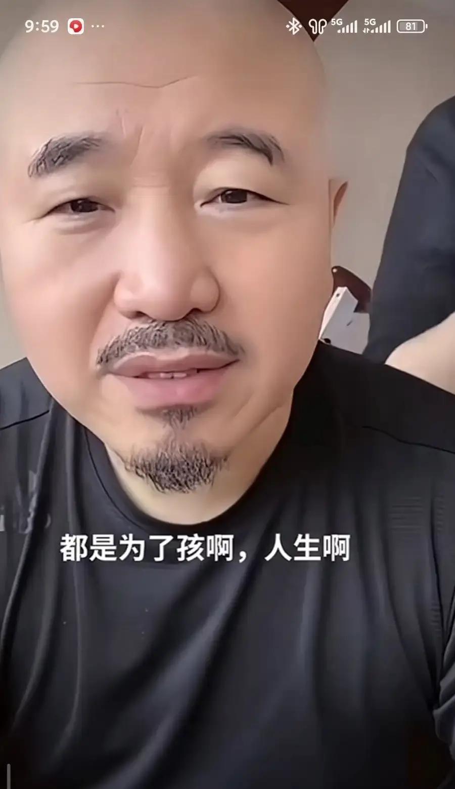 直播间里她顺手帮他擦掉嘴角的饭粒。
这个动作撬动了五千万播放。
所有人都在等一场