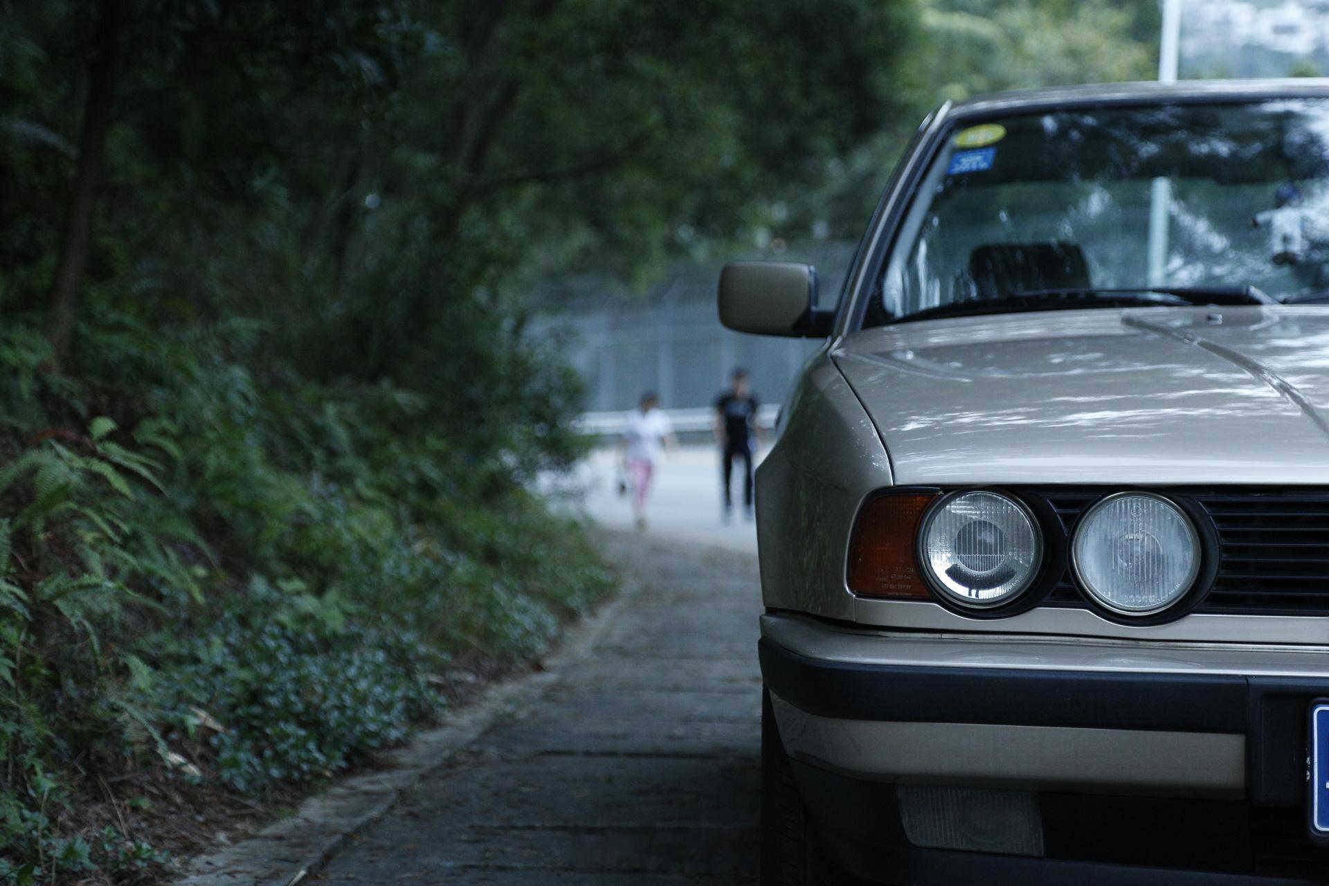 今天去爬山的路上看到一台深圳牌E34 525i，曾经与E34的情缘记忆一下子被勾