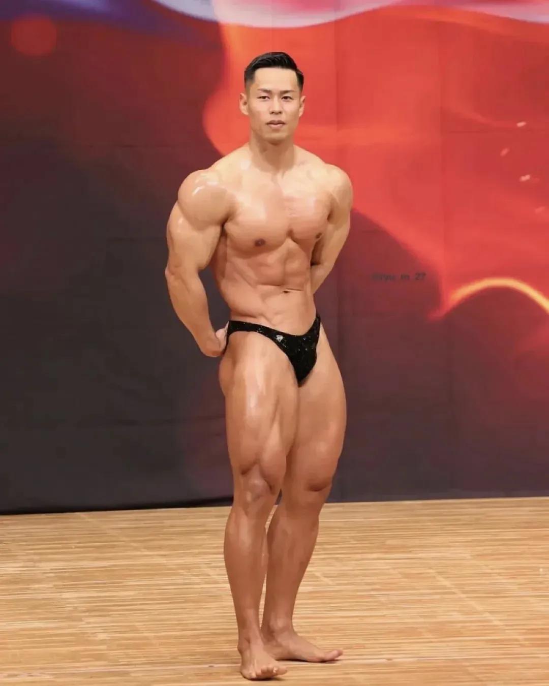 健身健美教练欣赏！
健身教练 教练 健身房男教练 健美私教 深圳健身教练 武术健