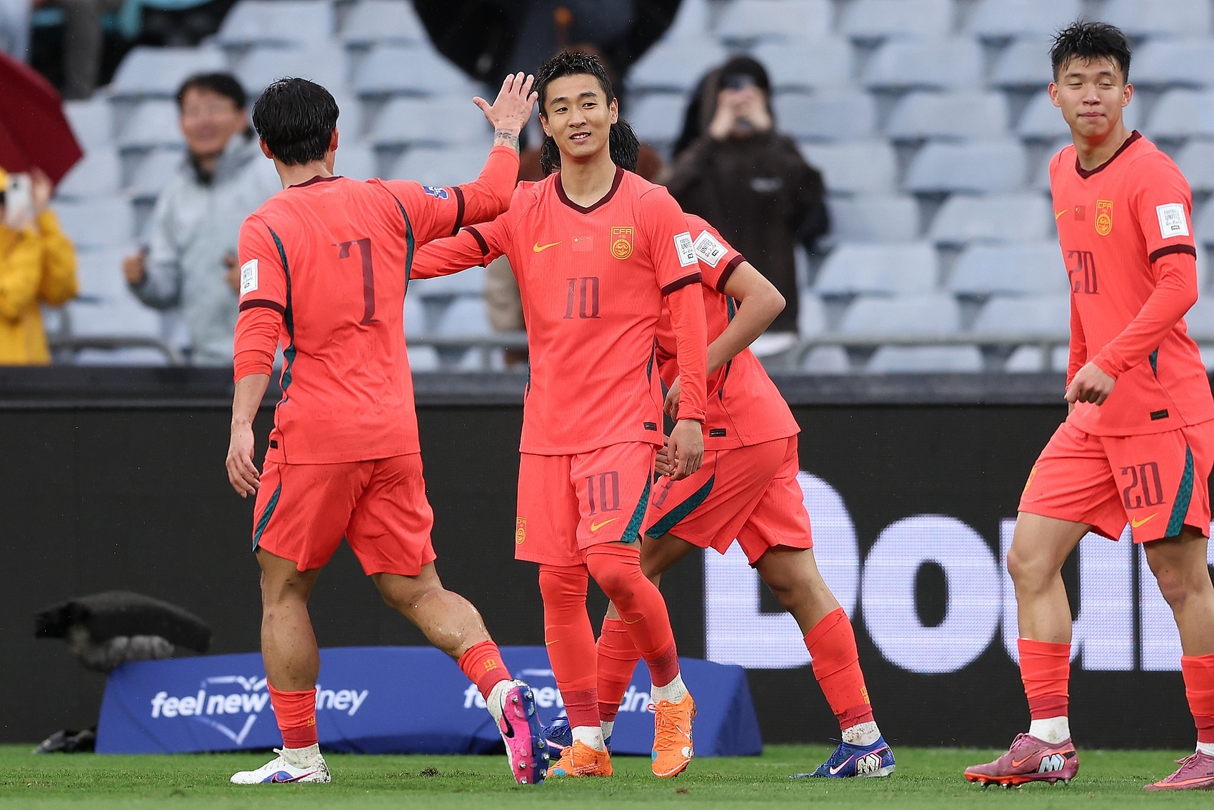 #韦世豪谈对阵喀麦隆# 国足今日在墨尔本展开训练，备战后天与喀麦隆的FIFA系列