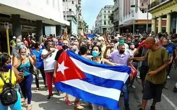 古巴首都传出接连爆炸声，城市上空直升机轰鸣，委内瑞拉2.0来了？

多家外媒报道