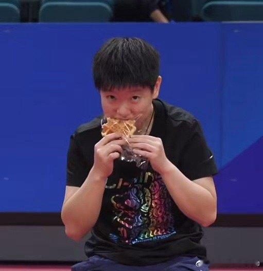 孙颖莎饭张力这一块 别人吃饭是果腹，孙颖莎吃饭像在传递快乐。每一口都吃得超认真，