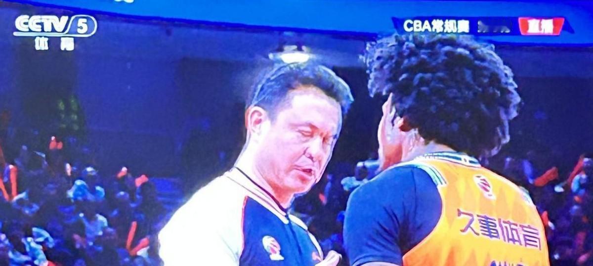上赛季CBA教练们最默契的潜规则，不是战术，是拖延。
对方进球后，球滚到场边，教