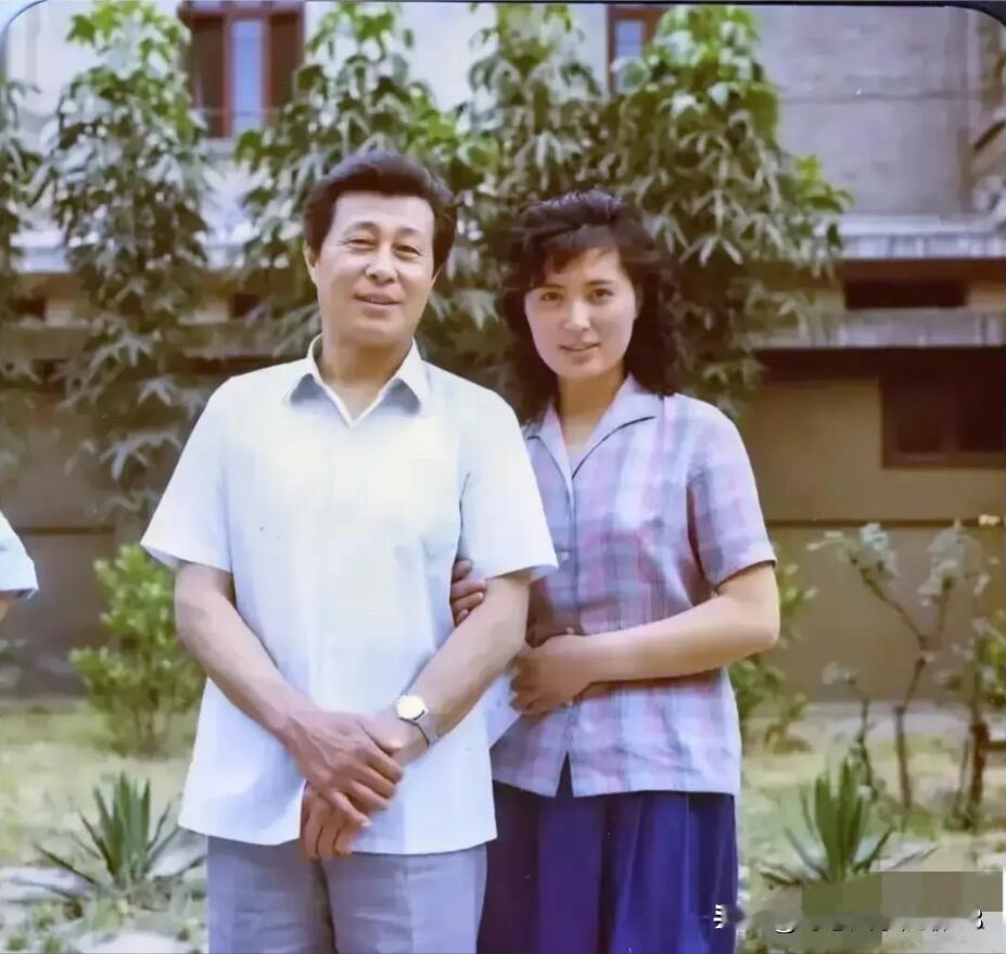 两位明星早些年的一张合影，男的是80年代最帅的美男子王心刚，儒雅帅气，风度翩翩，