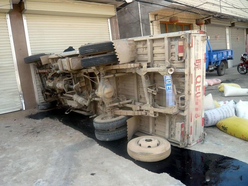 13日，安徽宿州萧县
一货车司机在早上六点多
开车撞倒一11岁学生张某
随后，司