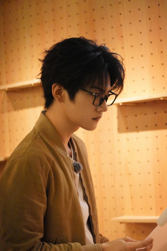 周柯宇初级打工人上班日常 周柯宇风华合伙人初级打工人上班日常~眼镜一戴hotne