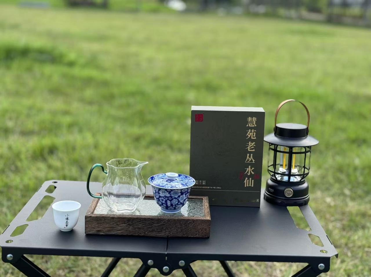 盖碗泡茶，到底是盖上、留缝还是敞开？
用盖碗泡茶，应该在出汤时适当留缝隙，出完汤