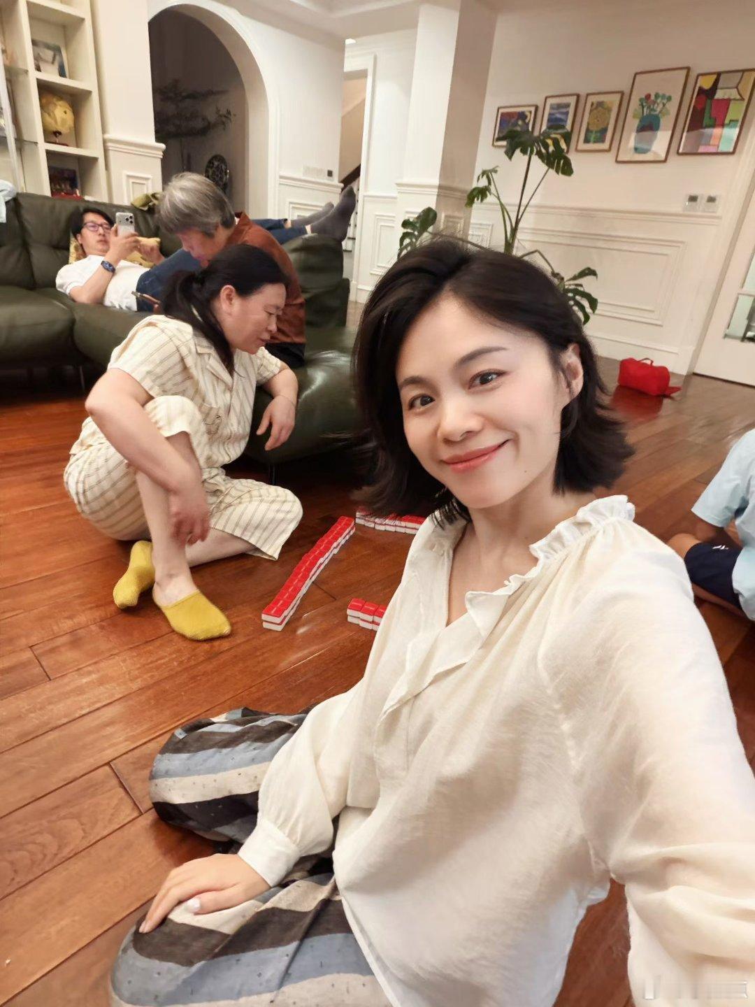 端午家庭聚会，全家葛优躺，什么叫松弛感我婆婆说，自己穿金戴银，脖颈挂珍珠，塑料闺