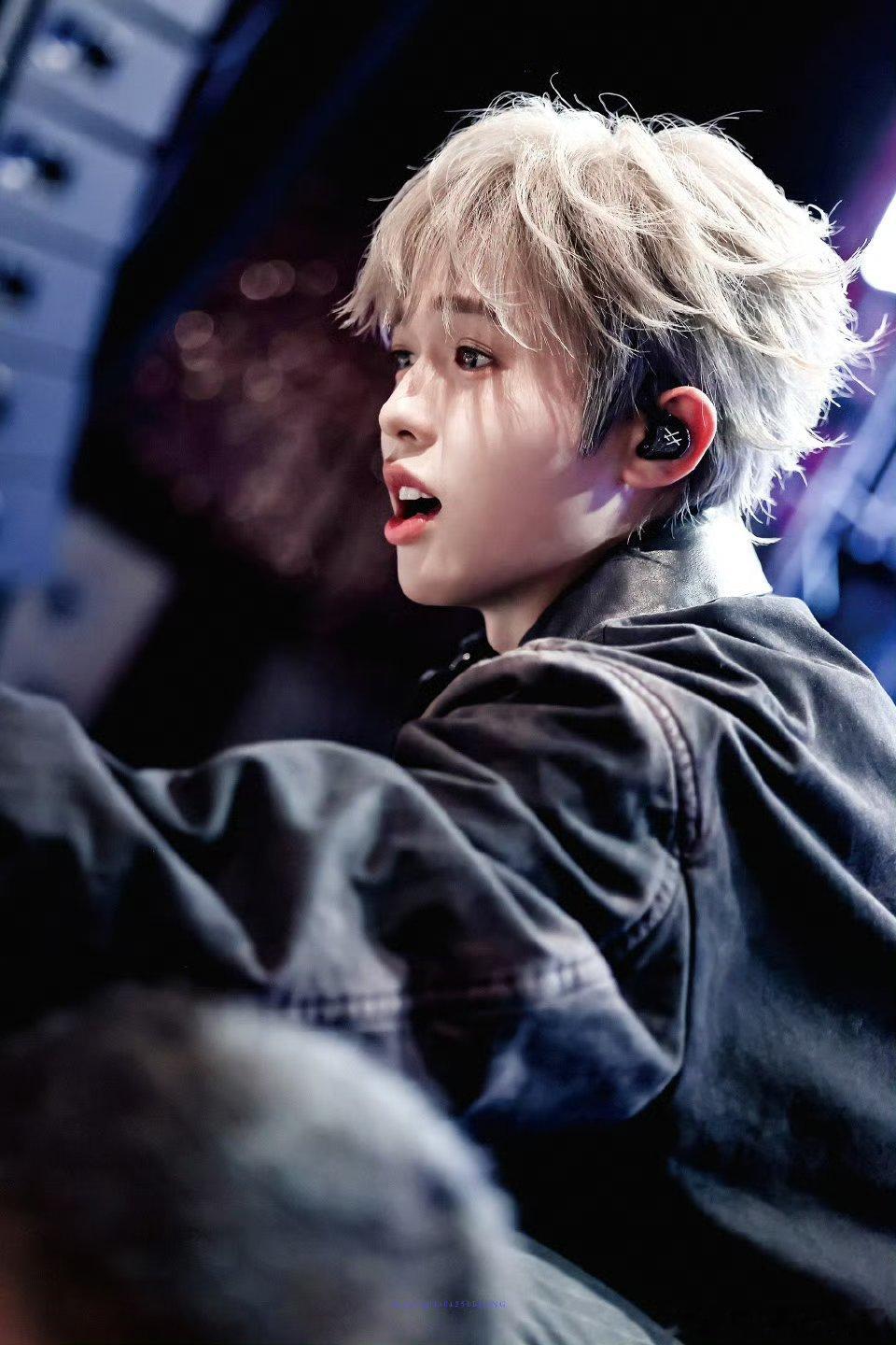 李昊新综上班路透李昊何浩楠合体新综国粤无双李昊何浩楠新综路透释出，金发红衣造型与