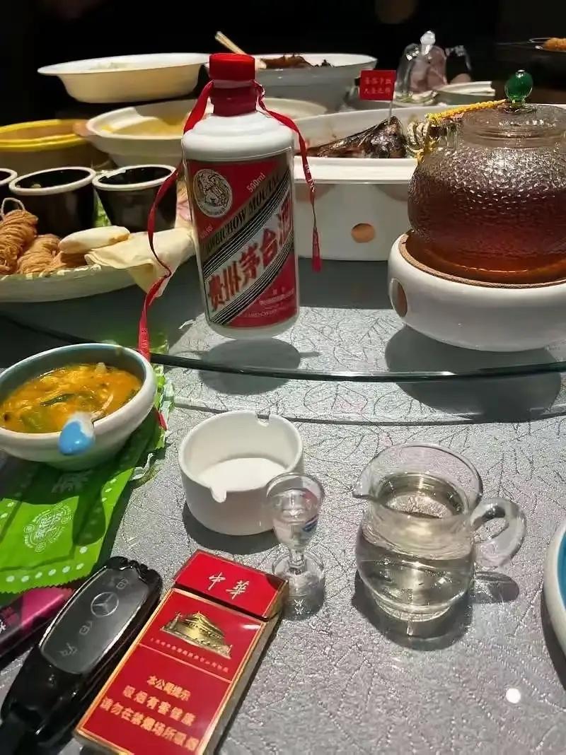 真心奉劝所有爱喝酒的人，别再拿身体逞强了！小区刚发生的悲剧，看完心里堵得慌，仅仅