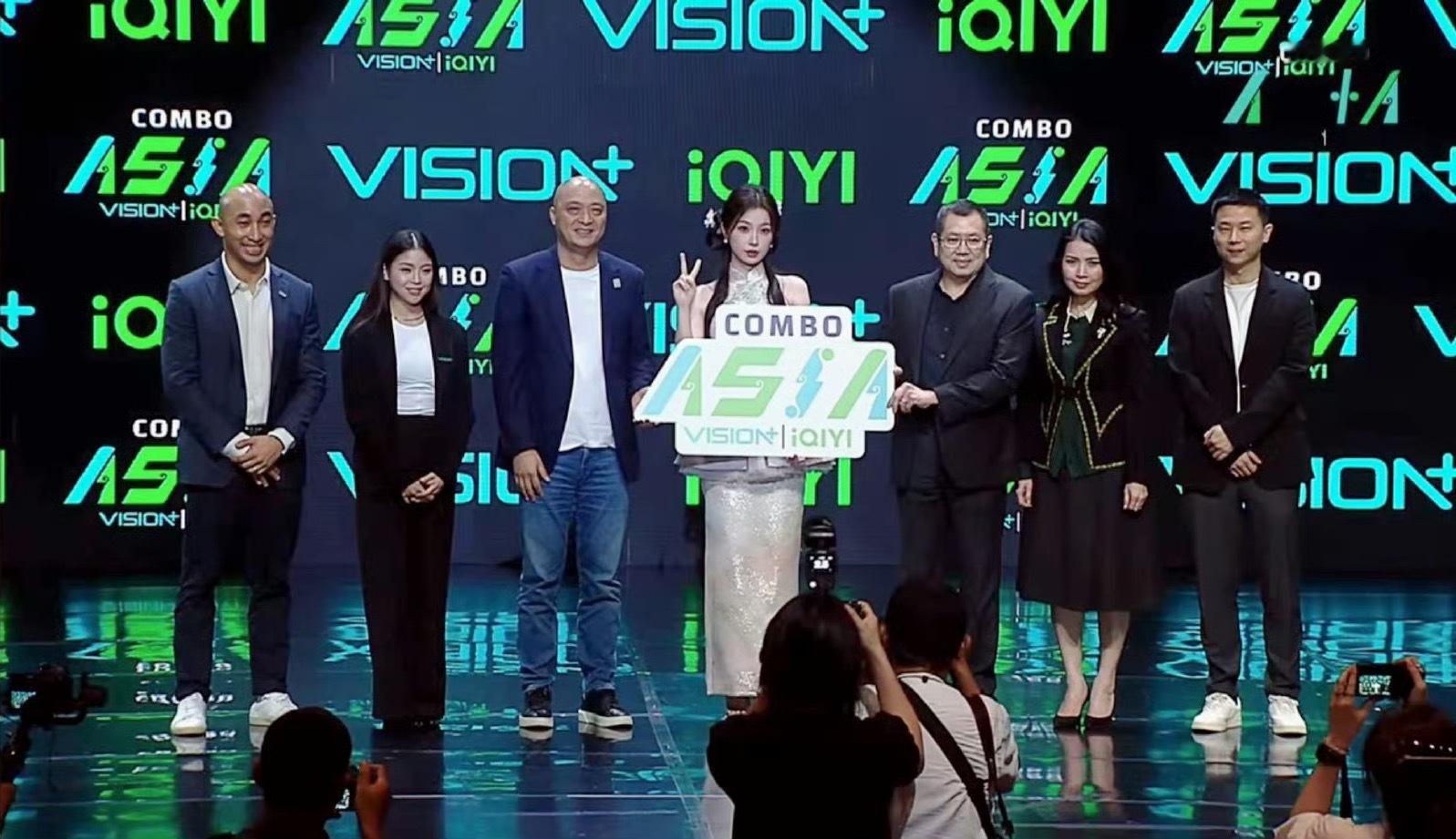 妥妥的C位合照✌️一直都很争气的虞书欣 