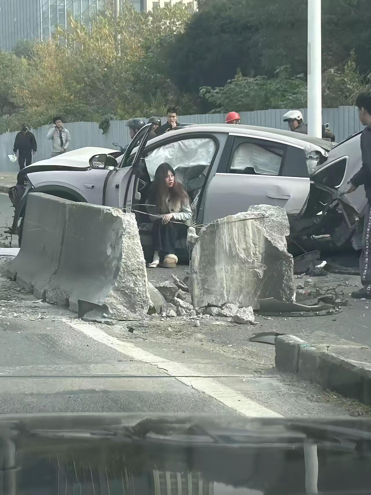 都在说蔚来断裂问题，说句公正话，把这件水泥墩撞碎开这车撞击力多大啊！
作为车主，