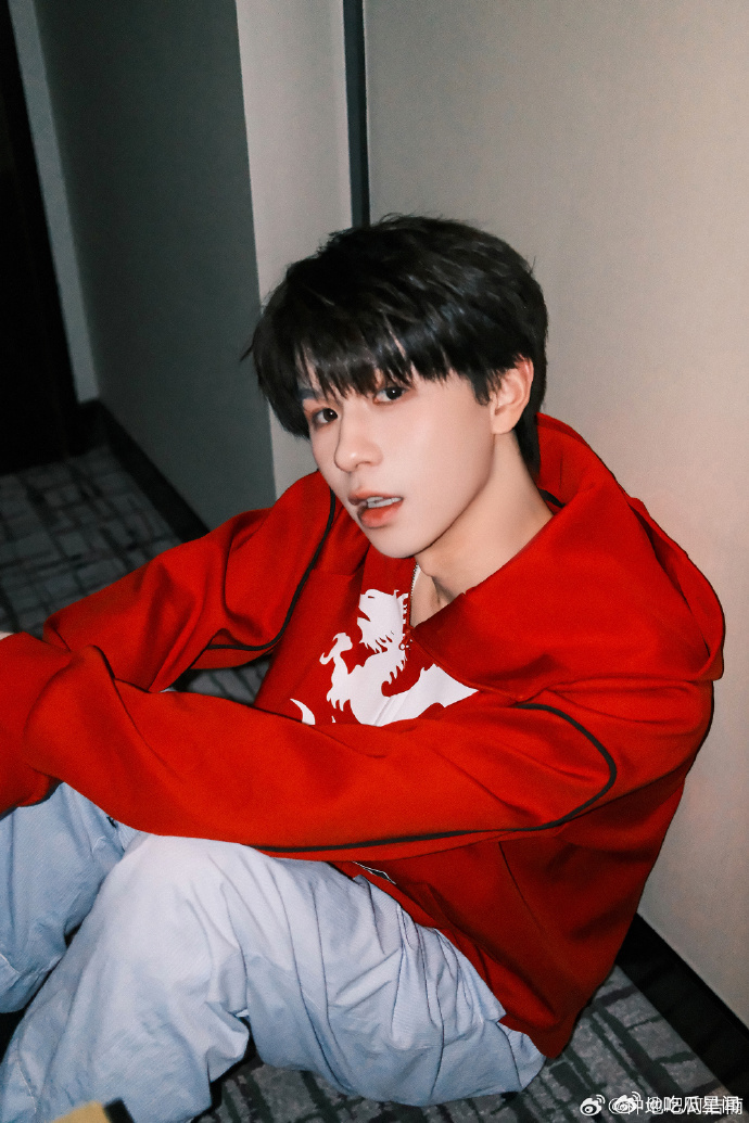 何浩楠热乎的新鲜的帅图、何浩楠小狗报备何浩楠热乎的新鲜的帅图来了，何浩楠把粉丝当