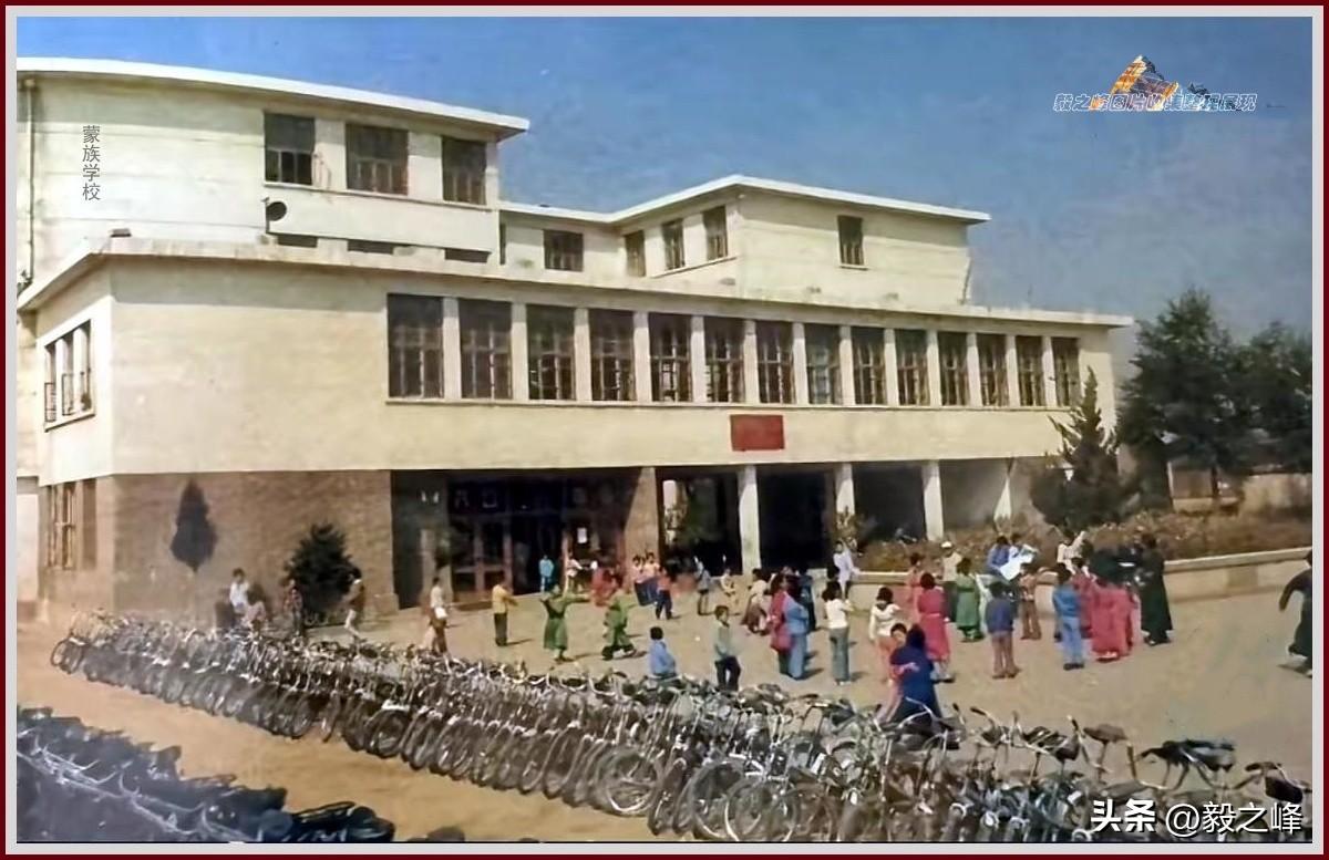 你在这里上过学吗？
呼和浩特学校 分享一张八十年代呼和浩特学校留影的蒙校旧照片。
