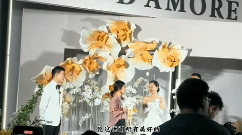 这位新娘有点熟悉啊

这不就是《去有风的地方》的谢晓春吗？！

没想到这么快都结