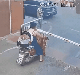 犟种
有路不走，非要走栏杆
吃亏了吧