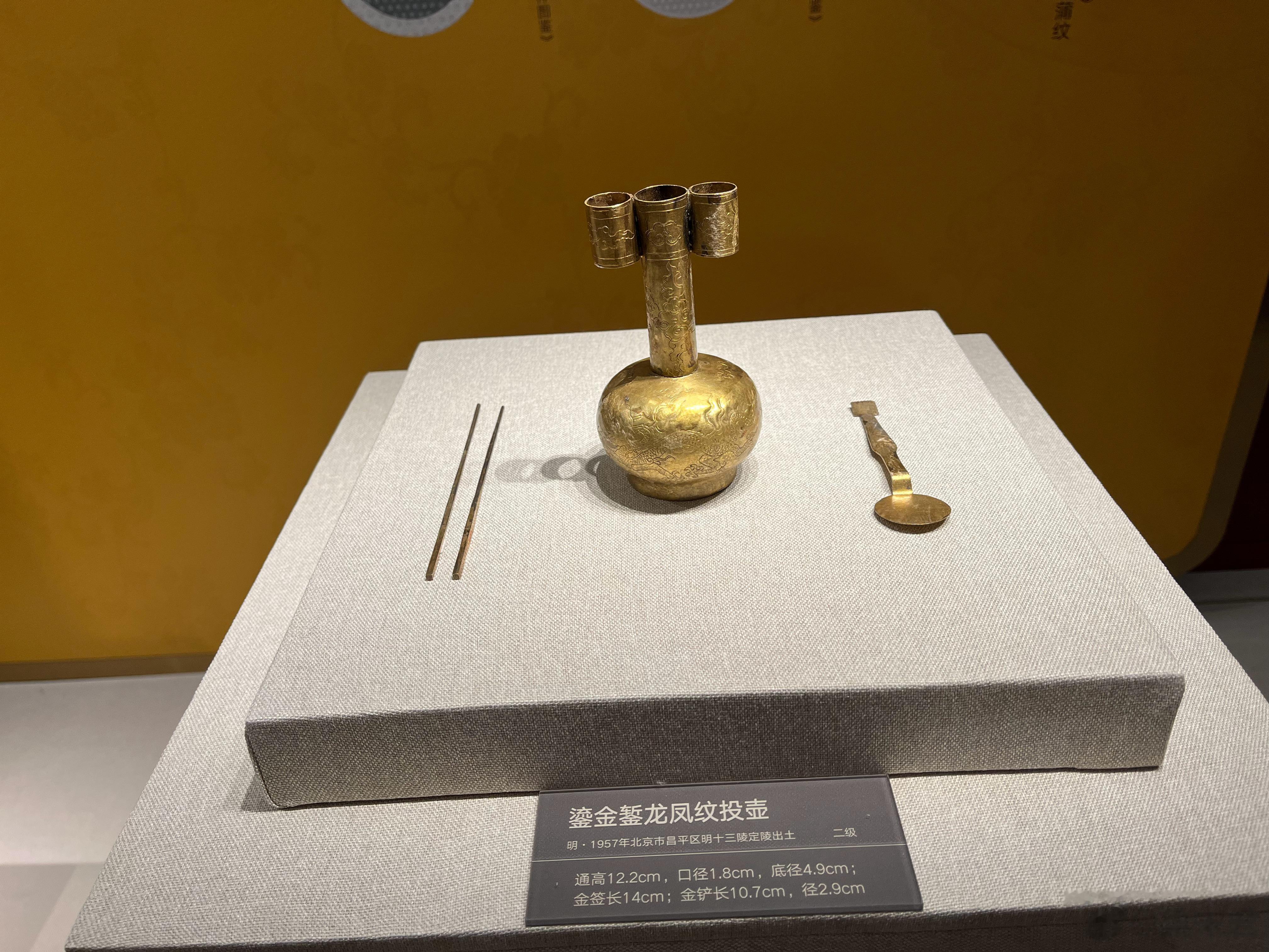 中国江南水乡博物馆展出明潢贵器——万历专题文物展 图一这样三件文物摆在这里，标注