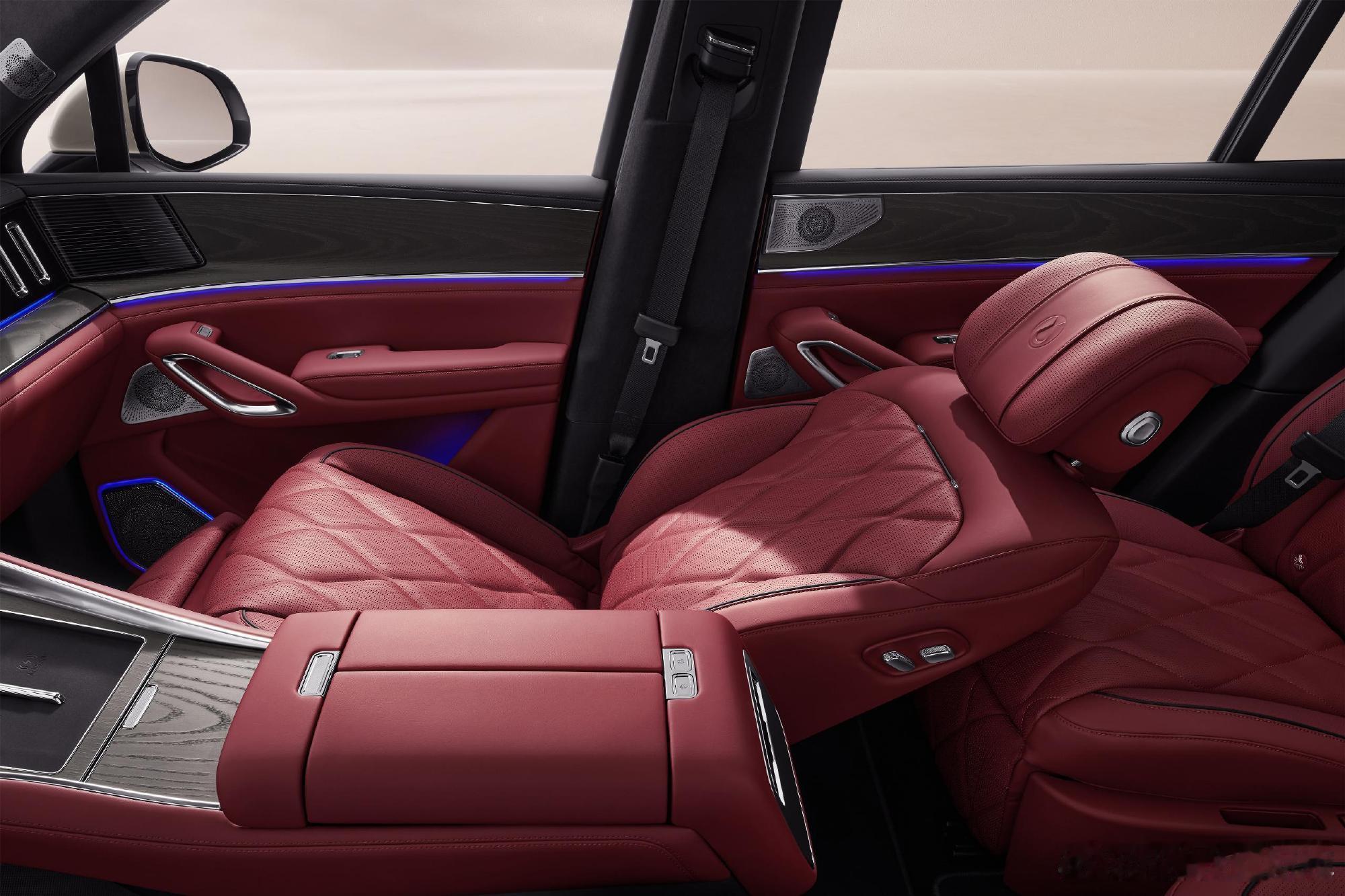 腾势N9闪充版惊艳亮相北京车展，方向盘和门板有调整，材质全部焕新，内饰大家觉得好