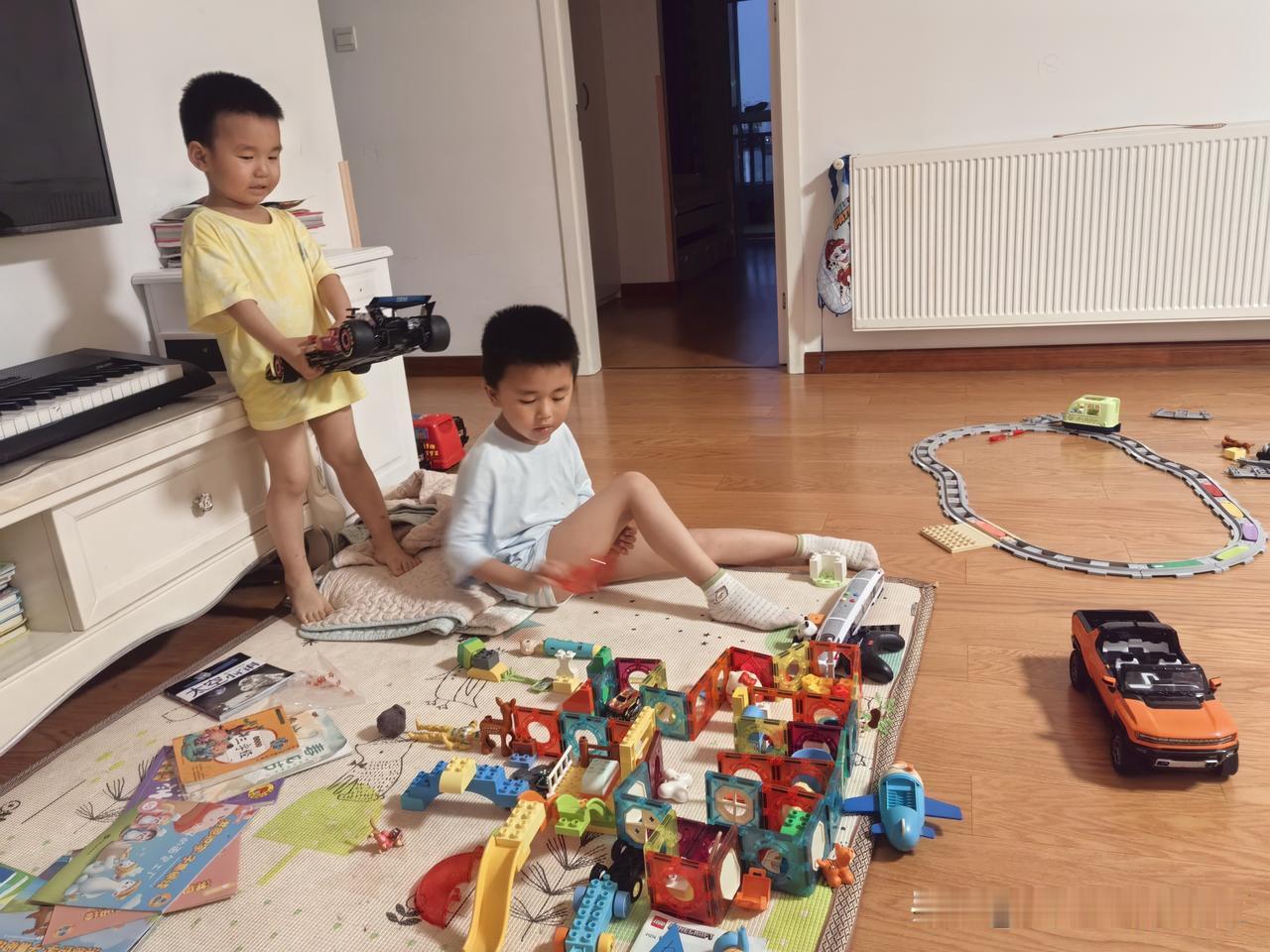 昨晚上我发威了，暴打5岁多的大宝小柚子。

昨天星期五，幼儿园下午三点放学，我接